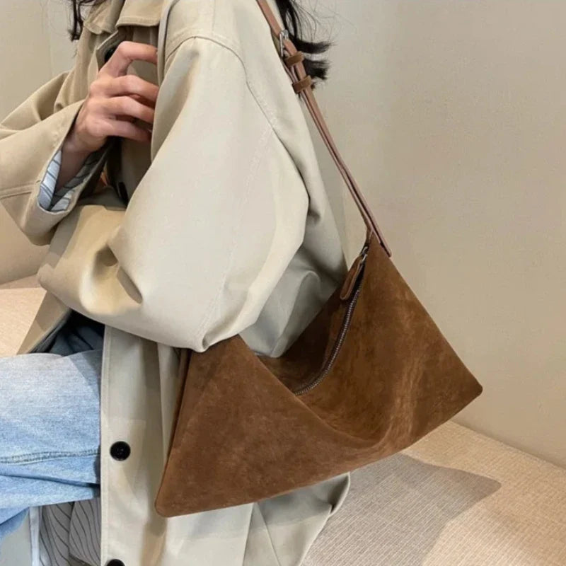 Sac baguette à porter main au design chic et épuré