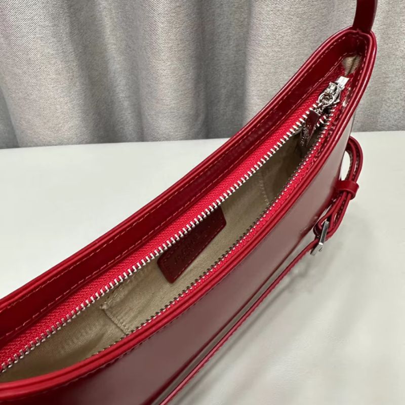 Sac baguette au charme intemporel et sophistiqué de couleur rouge