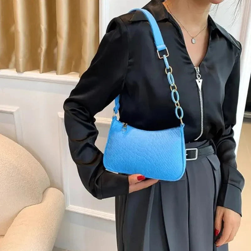 Sac baguette au design compact et coloris audacieux