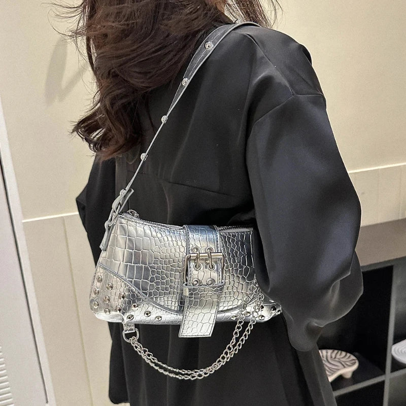 Sac baguette au style affirmé avec clou argenté