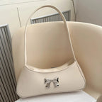 Sac baguette au style glamour doté d’un nœud décoratif
