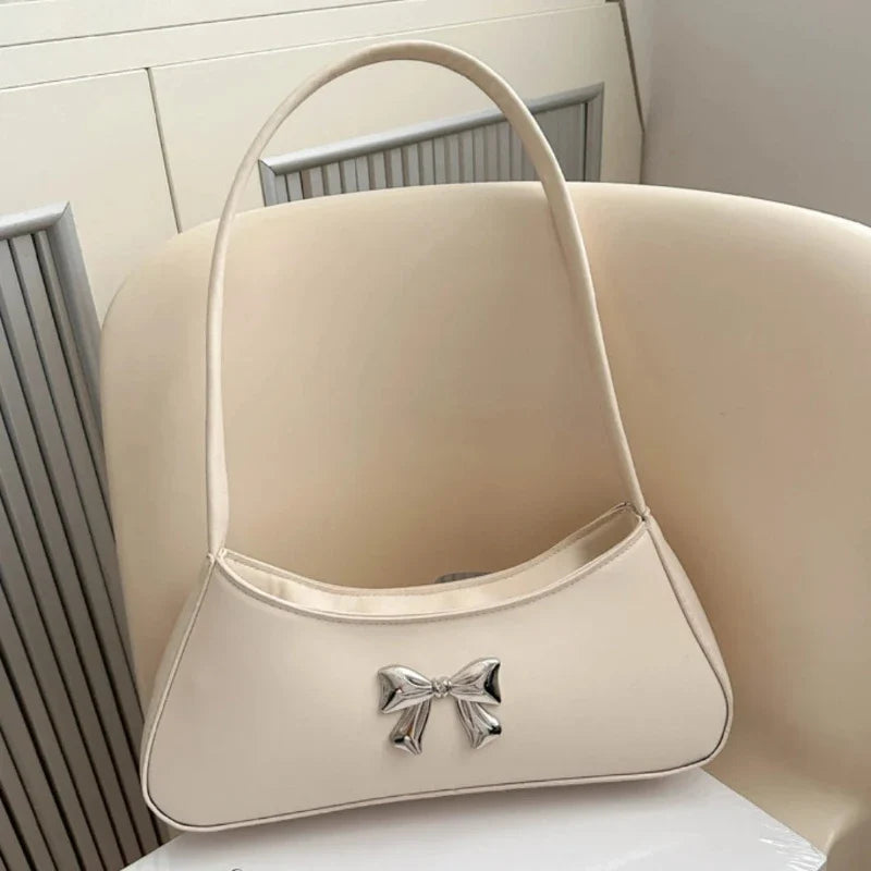 Sac baguette au style glamour doté d’un nœud décoratif