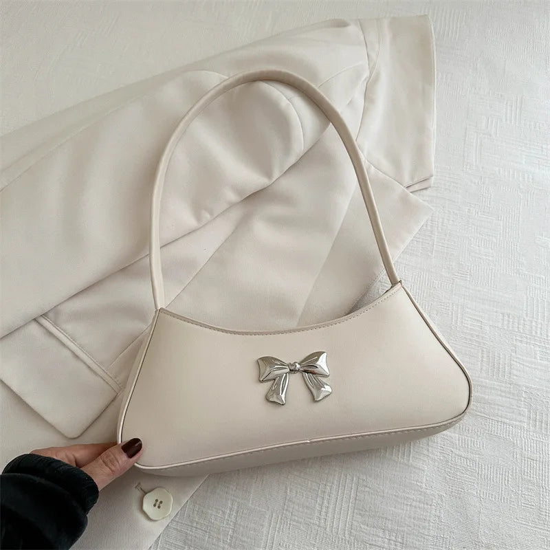 Sac baguette avec nœud ornemental au style glamour