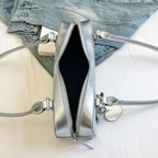 Sac baguette avec pendentif en matière synthétique