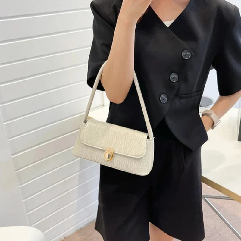 Sac baguette élégant de couleur blanche en simili