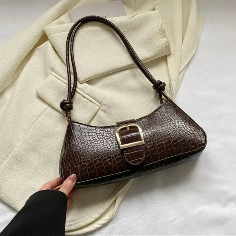 Sac baguette élégant en simili orné d’une boucle métallique