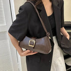 Sac baguette en matière simili avec élégante boucle métallique