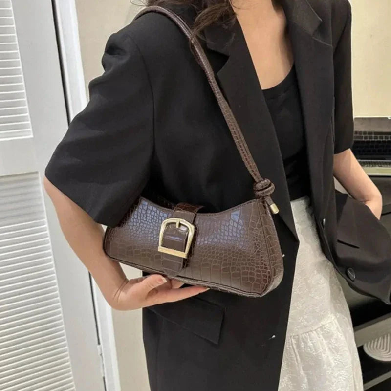 Sac baguette en matière simili avec élégante boucle métallique