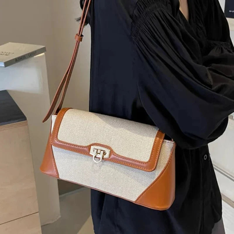 Sac baguette en matière synthétique avec bandoulière ajustable