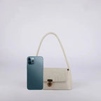 Sac baguette en simili blanc au style élégant