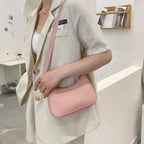 Sac baguette en simili rose au style rétro