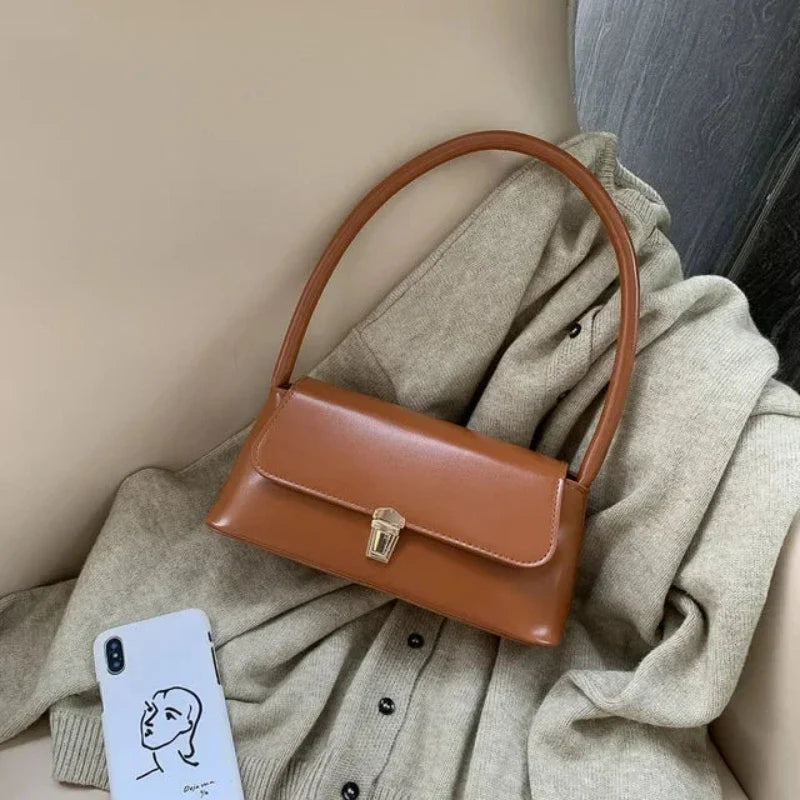 Sac baguette épuré à élégant fermoir couleur or