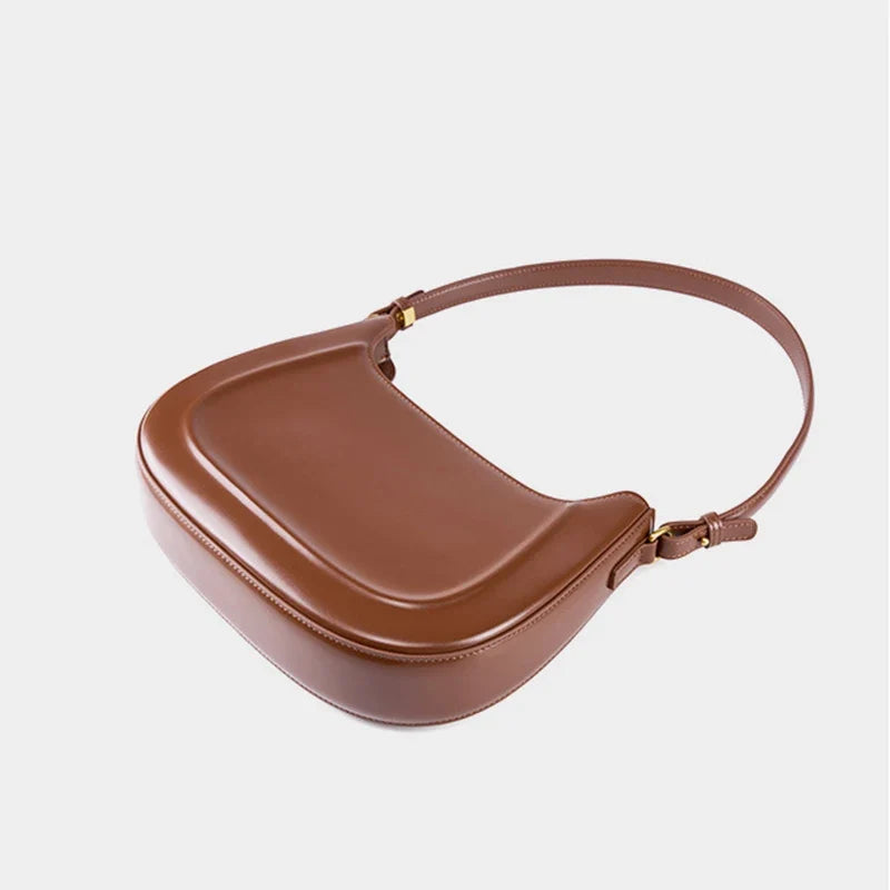 Sac baguette marron à l’esthétique minimaliste