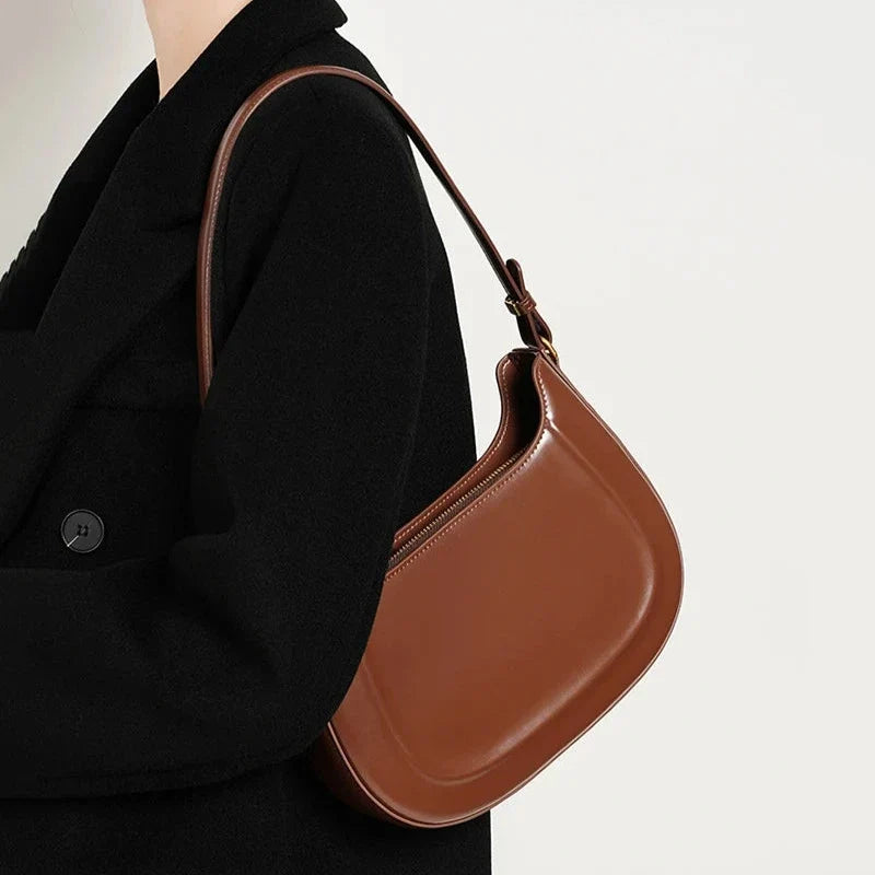 Sac baguette marron au style minimaliste