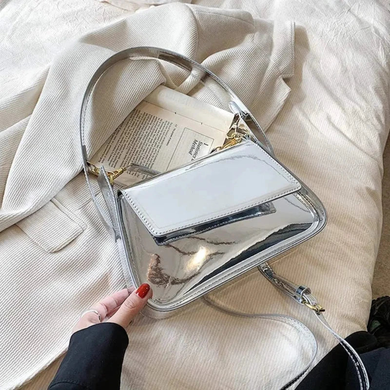 Sac baguette métallisé au caractère audacieux