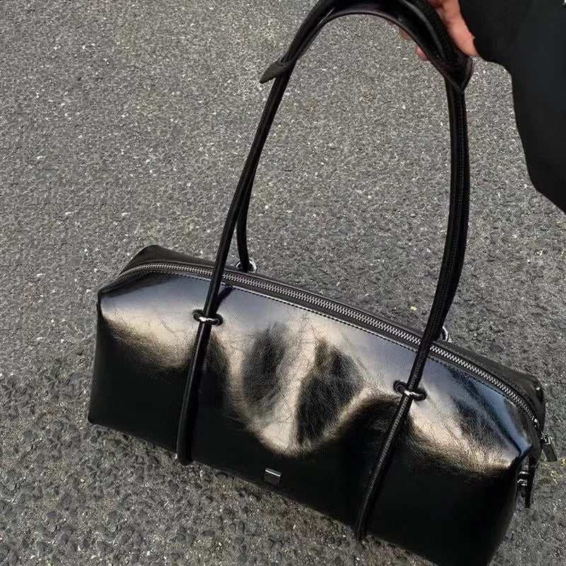 Sac baguette noir au design intemporel et sophistiqué
