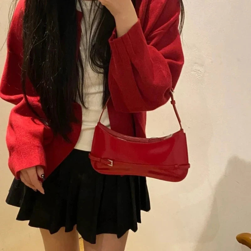 Sac baguette rouge au style sophistiqué et intemporel