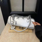 Sac baguette synthétique agrémenté d'un pendentif