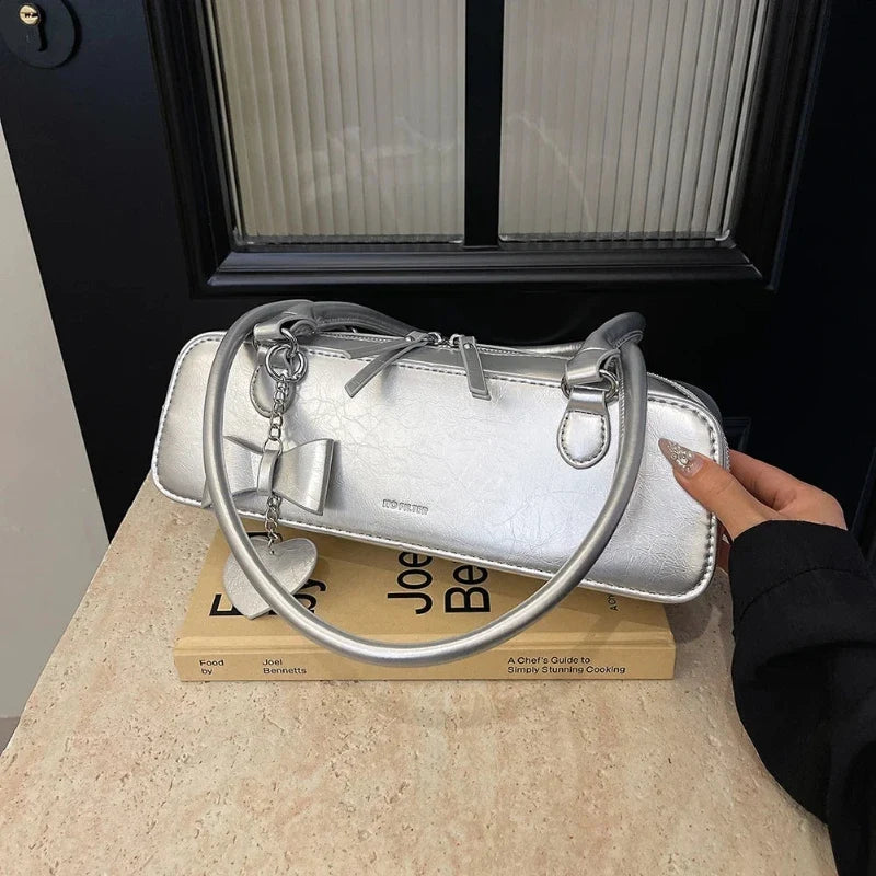 Sac baguette synthétique agrémenté d'un pendentif