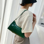 Sac baguette vert orné d'un motif crocodile