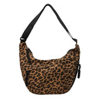 Sac banane léopard porté en bandoulière
