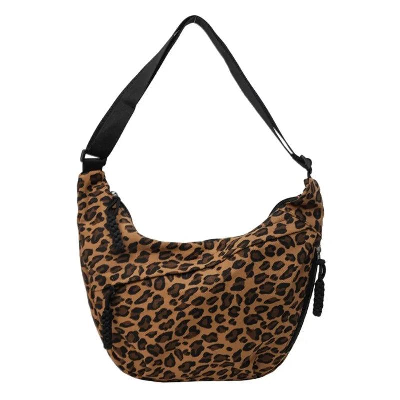 Sac banane léopard porté en bandoulière