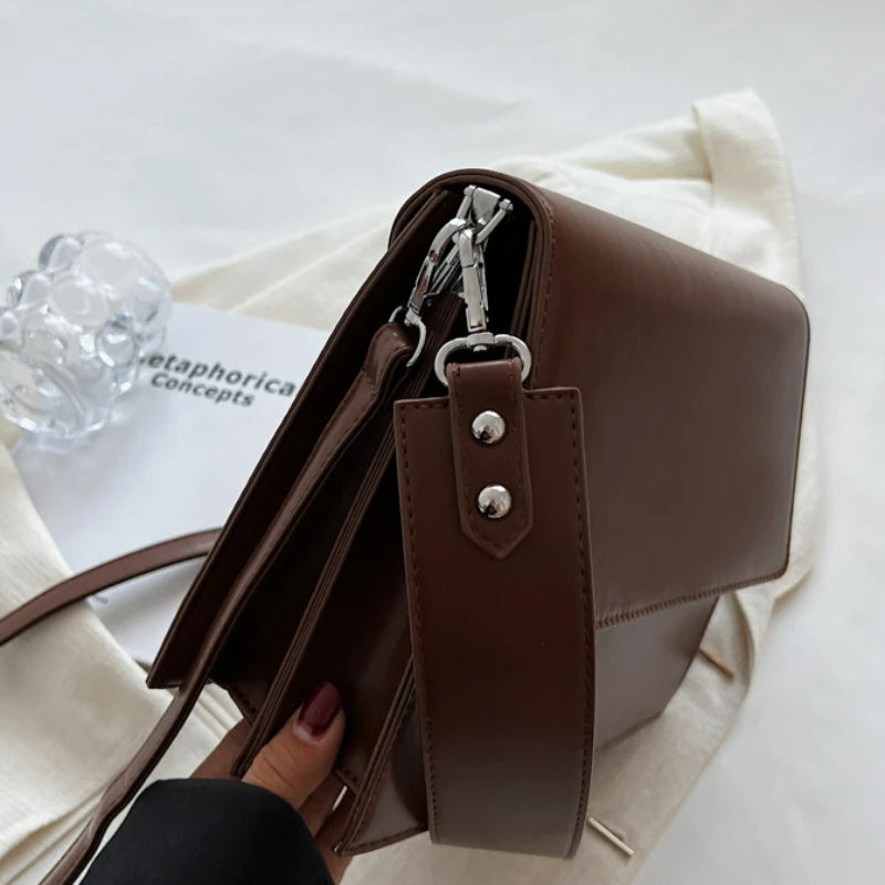 Sac bandoulière noir à porter à la main