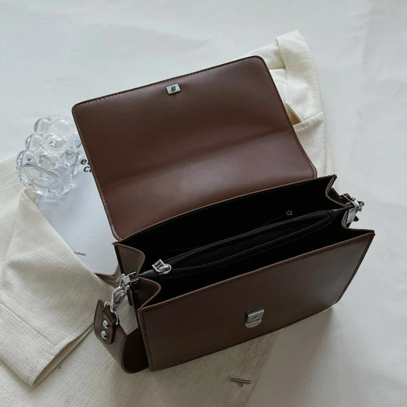 Sac bandoulière noir au format sac à main
