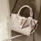 Sac beige compact porté main avec foulard