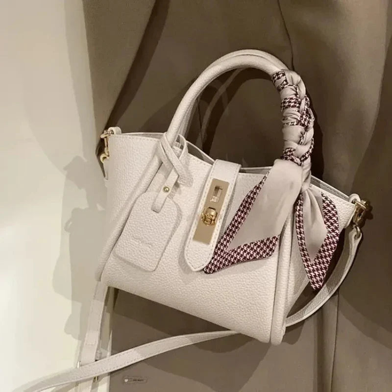 Sac beige compact porté main avec foulard