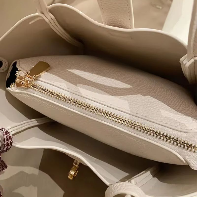 Sac beige de petite taille avec foulard