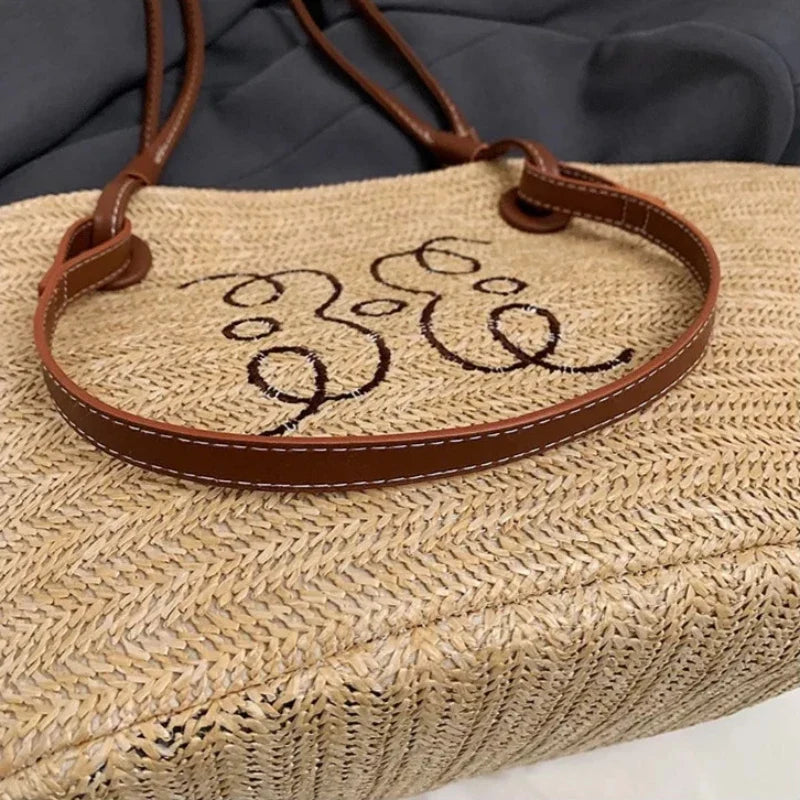 Sac beige en paille aux usages variés