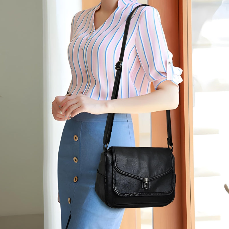 Sac besace féminin porté à la main