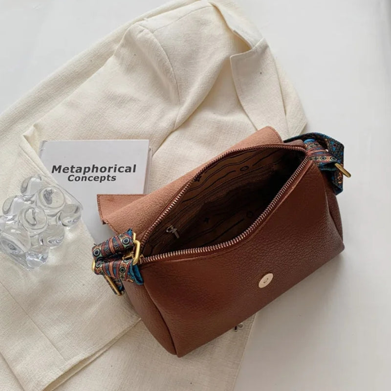 Sac besace porté à la main