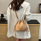 Sac bleu pour femme au format bourse souple