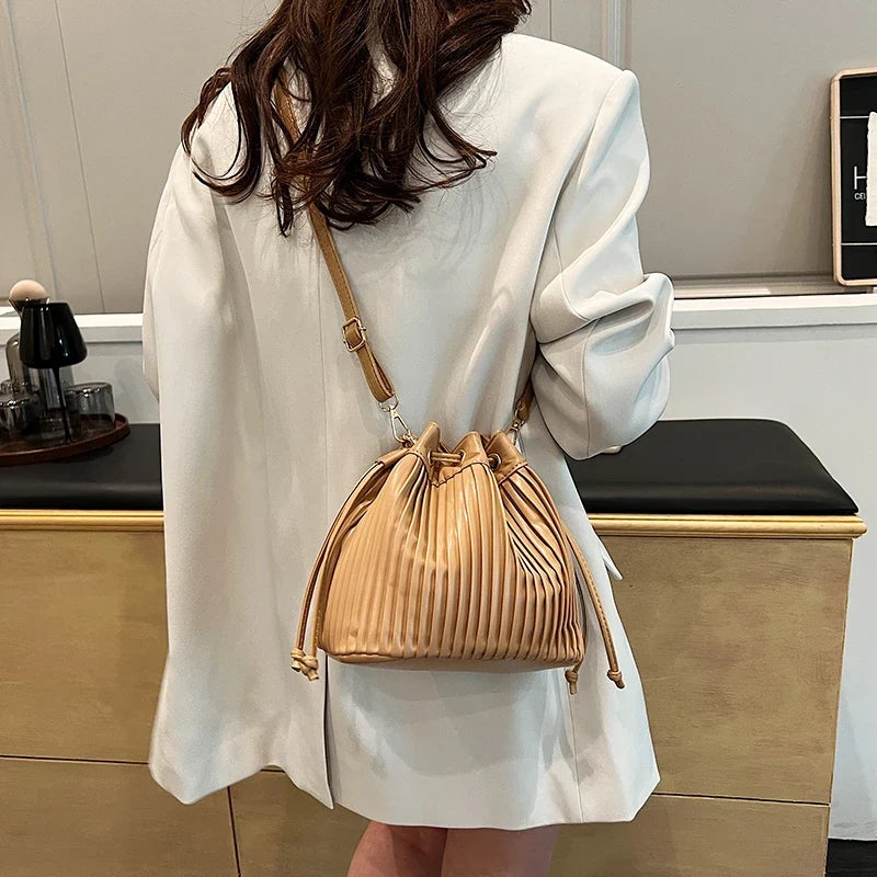 Sac bleu pour femme au format bourse souple