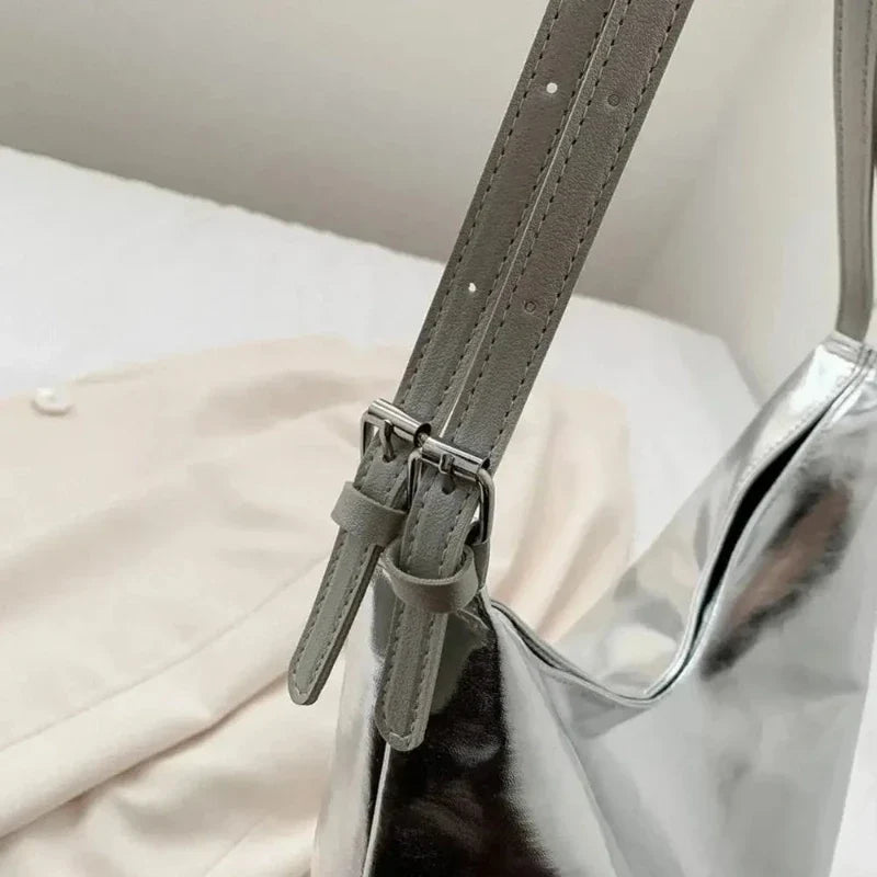 Sac brillant couleur argent au style luxueux