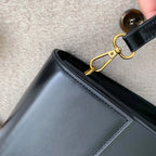 Sac cartable femme porté en bandoulière