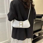 Sac chic de forme baguette en simili avec boucle métallique