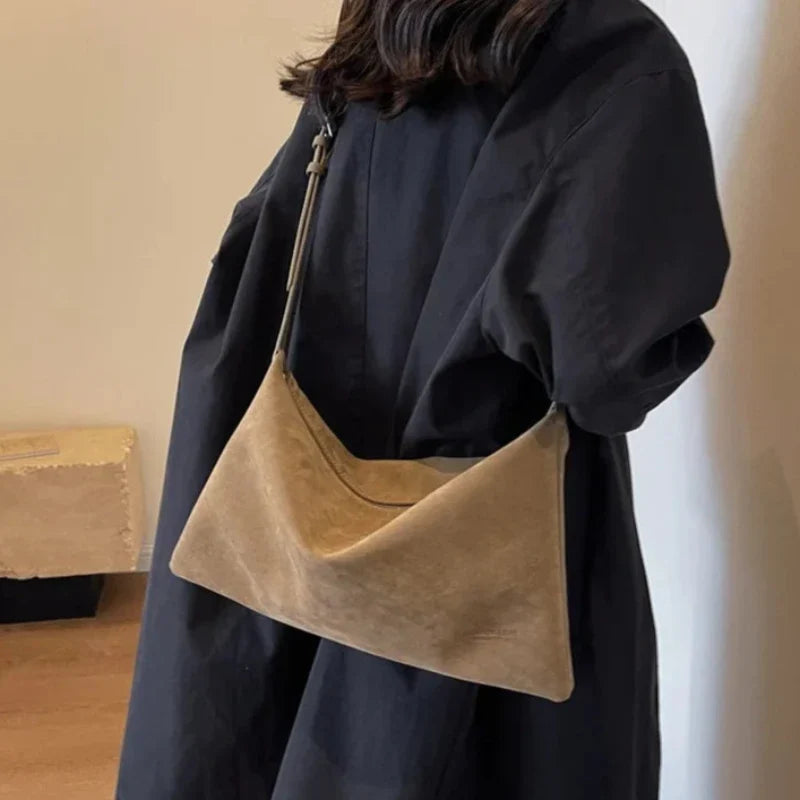 Sac chic forme baguette au design sobre