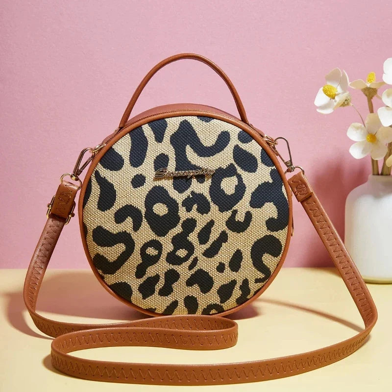 Sac circulaire porté en bandoulière motif léopard