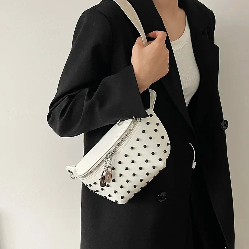 Sac clouté de type banane