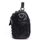 Sac clouté porté en bandoulière