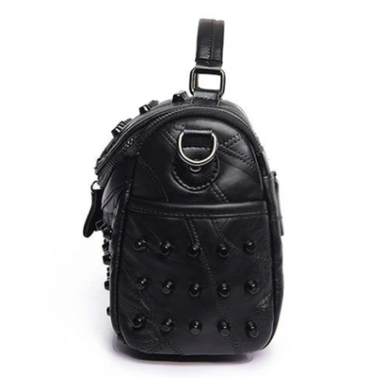 Sac clouté porté en bandoulière