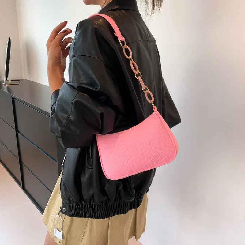 Sac compact de forme baguette au coloris audacieux