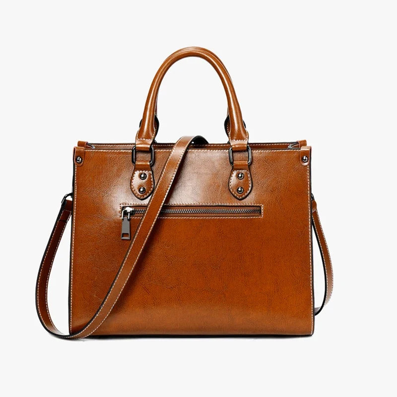 Sac cuir marron porté à la main