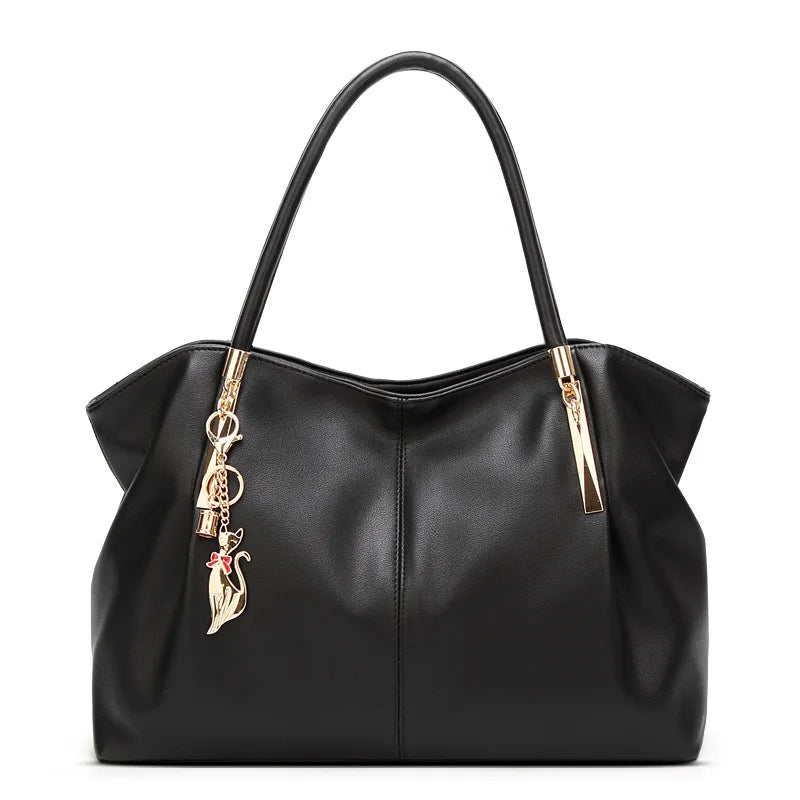 Sac de couleur dorée porté épaule