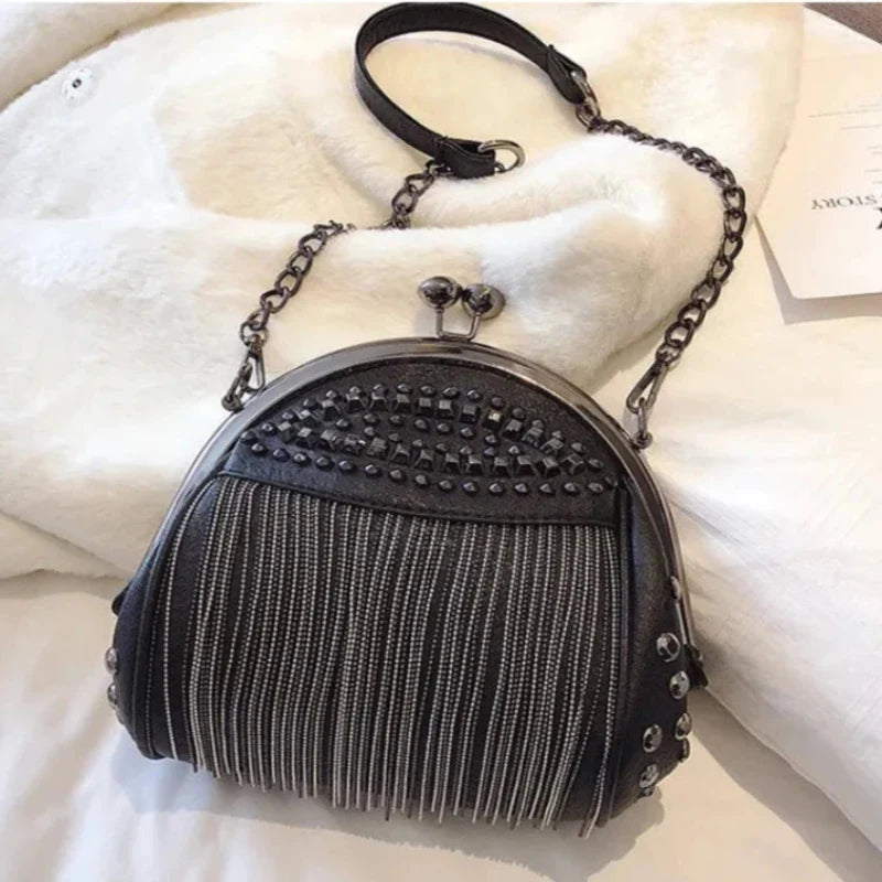 Sac de couleur noire à frange
