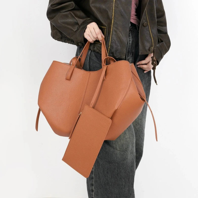 Sac de cours féminin porté à la main