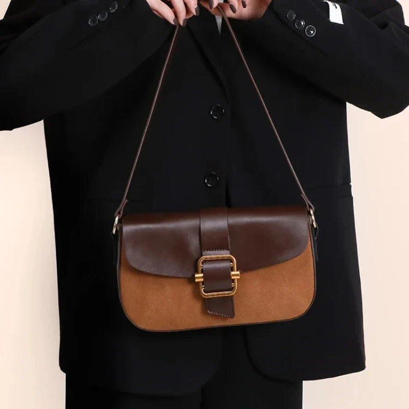 Sac de forme baguette marron muni d'une bandoulière
